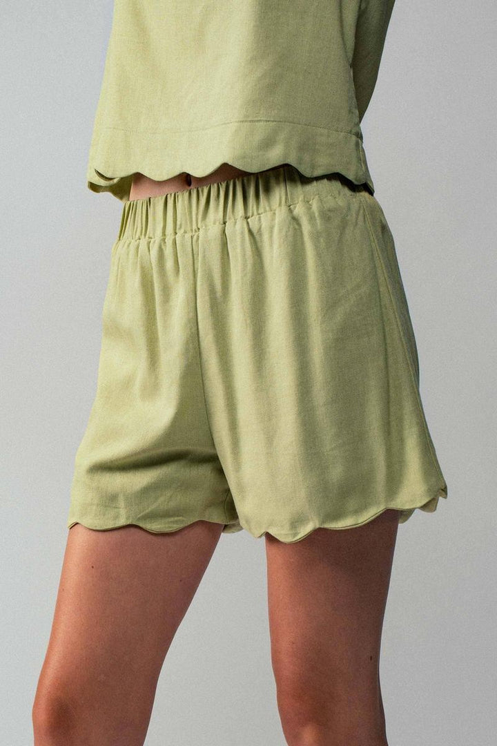Urban Daizy - Scallop Edge Linen Blend Pull-On Summer Shorts in Lite Kiwi
