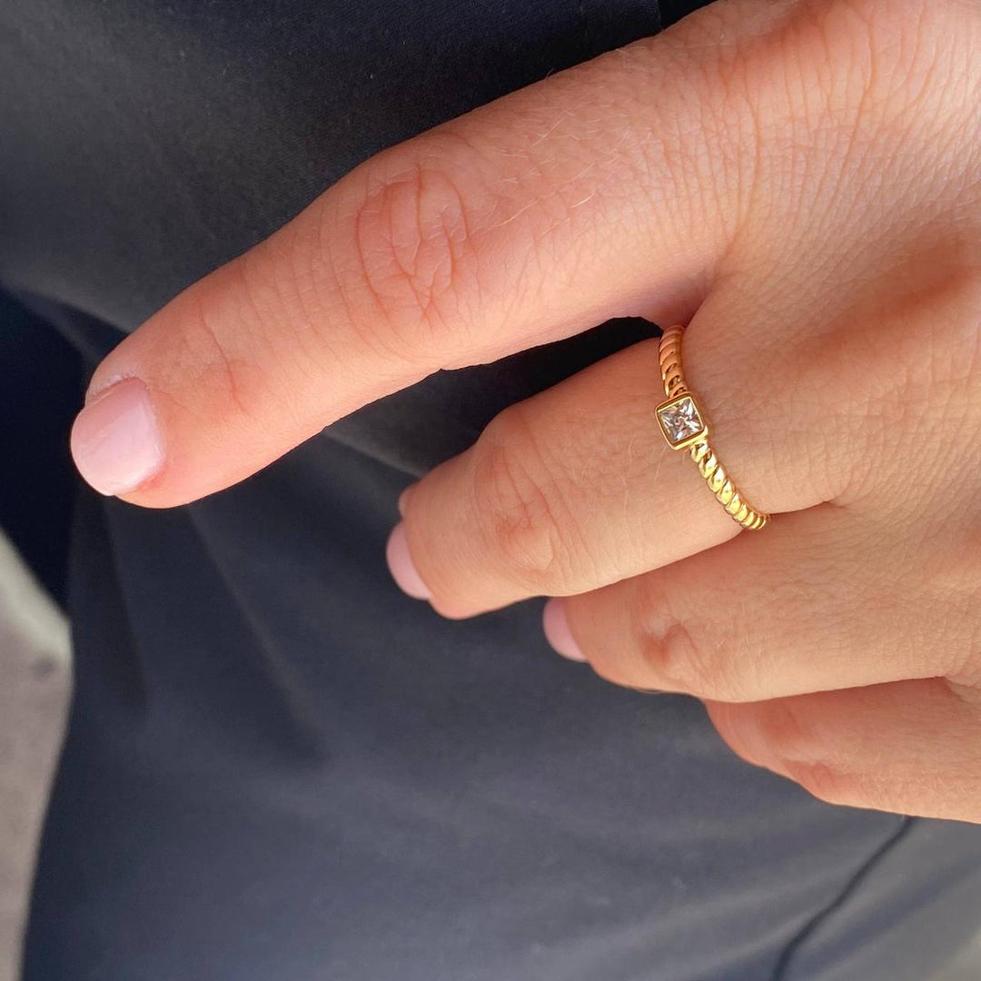 GoldFi - 18k Gold Filled Twisted Solitaire Band With Cubic Zirconia S: 5