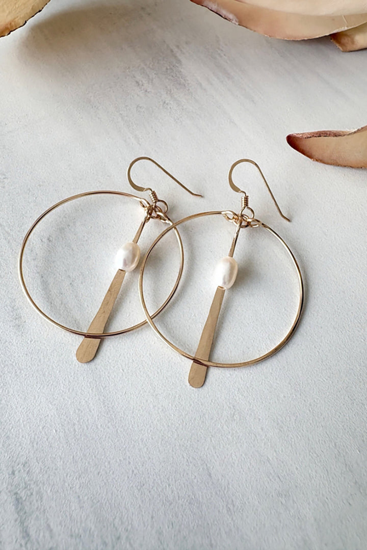Quinn Sharp - Freshwater Pearl and Hammered Bar Hoop Earrings in Gold