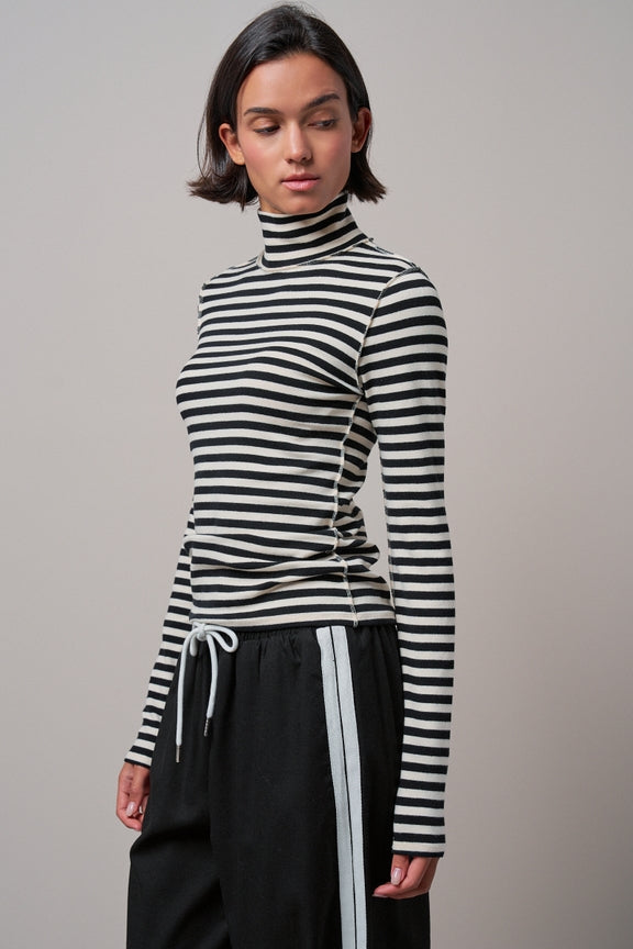 Urban Daizy - Contrast Seam Turtleneck Knit Top