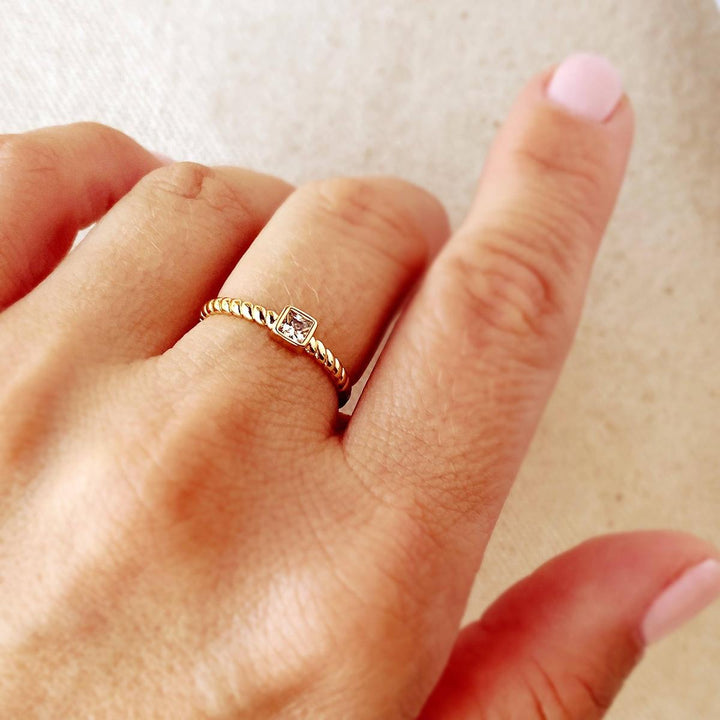 GoldFi - 18k Gold Filled Twisted Solitaire Band With Cubic Zirconia S: 6