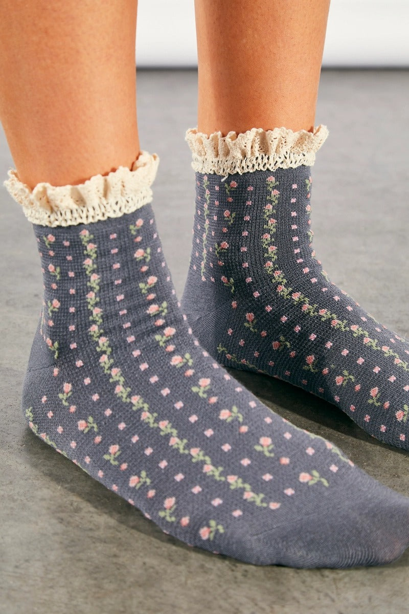 Free People - Rosebud Waffle Knit Ankle Socks in Charcoal