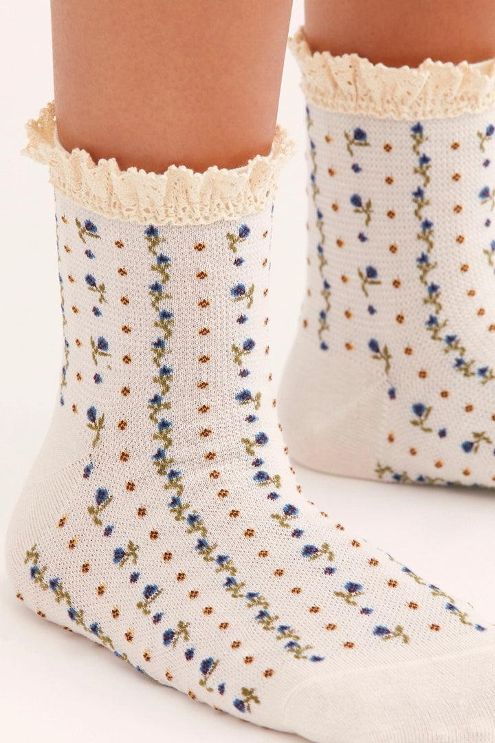 Free People - Rosebud Waffle Knit Ankle Socks in Ivory