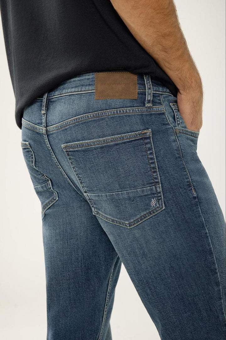 Silver Jeans Co. - Zac Relaxed Fit Straight Leg Knit Flex Jeans