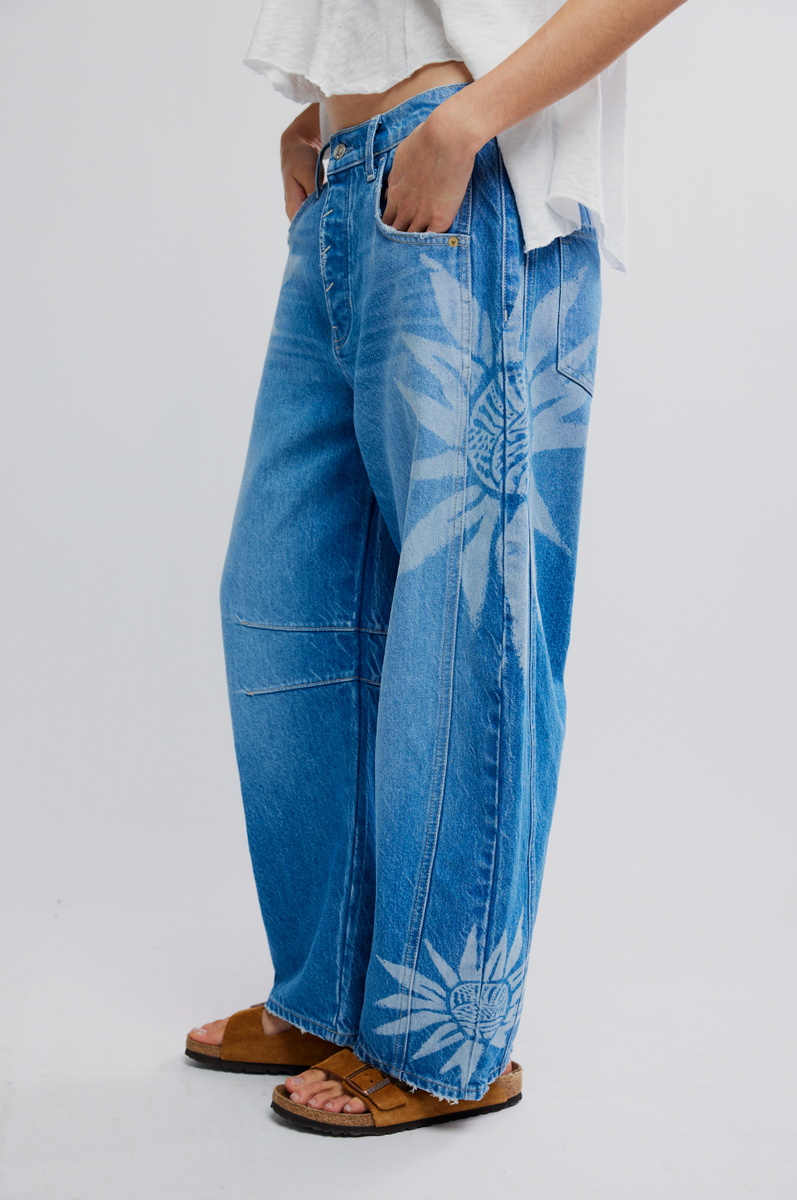 Free People - We The Free Good Luck Mid Rise Barrel Jeans in Sun Fade
