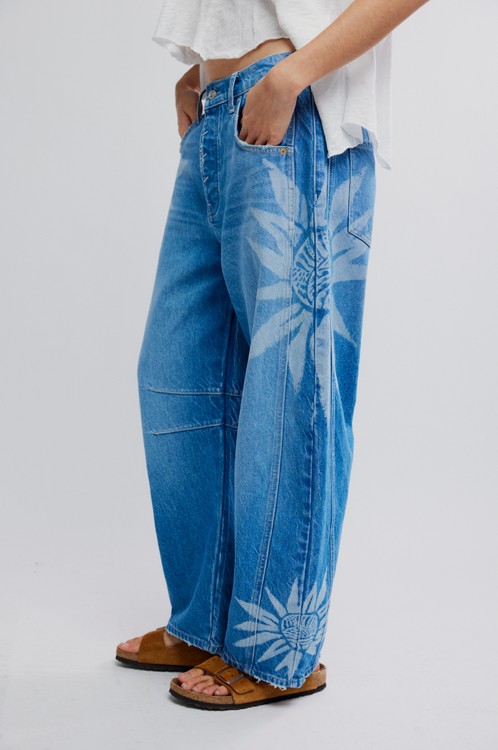 Free People - We The Free Good Luck Mid Rise Barrel Jeans in Sun Fade
