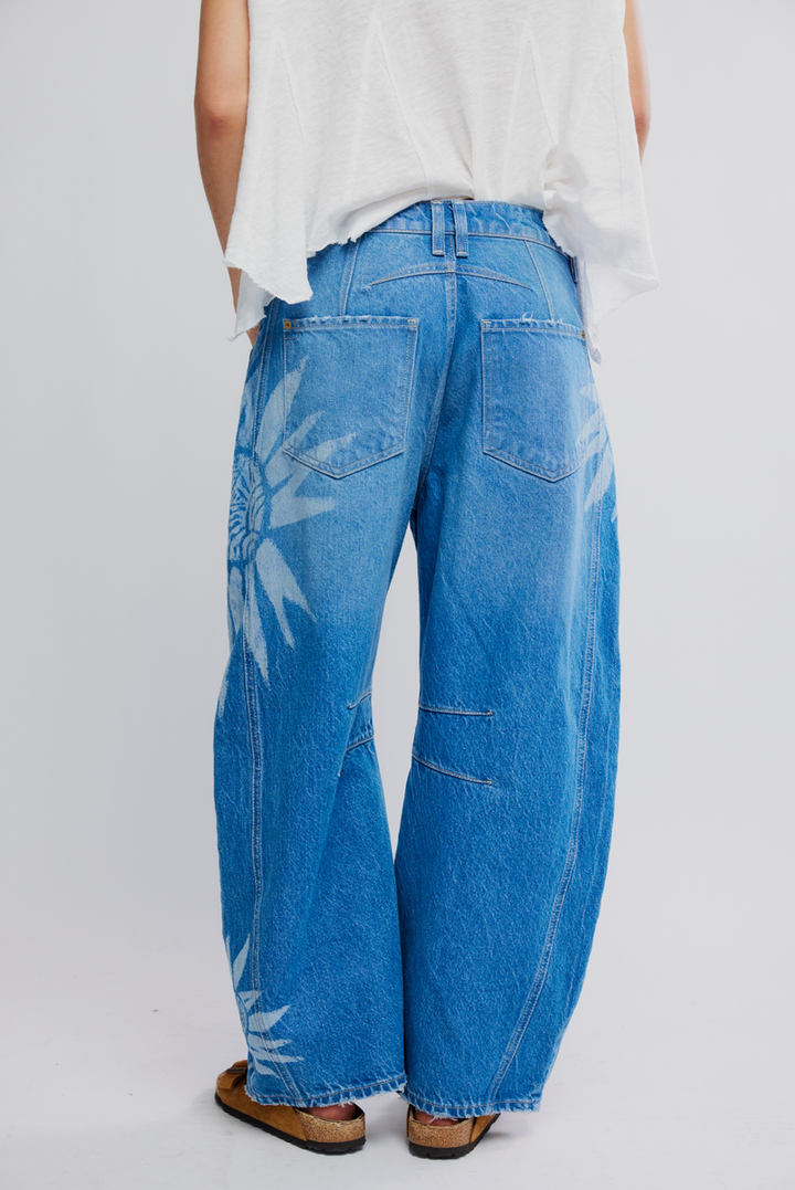Free People - We The Free Good Luck Mid Rise Barrel Jeans in Sun Fade