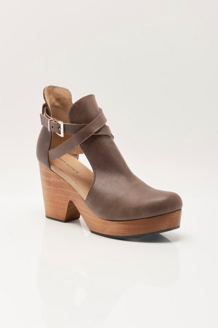 Free People - Cedar Leather Clog in Chocolate
