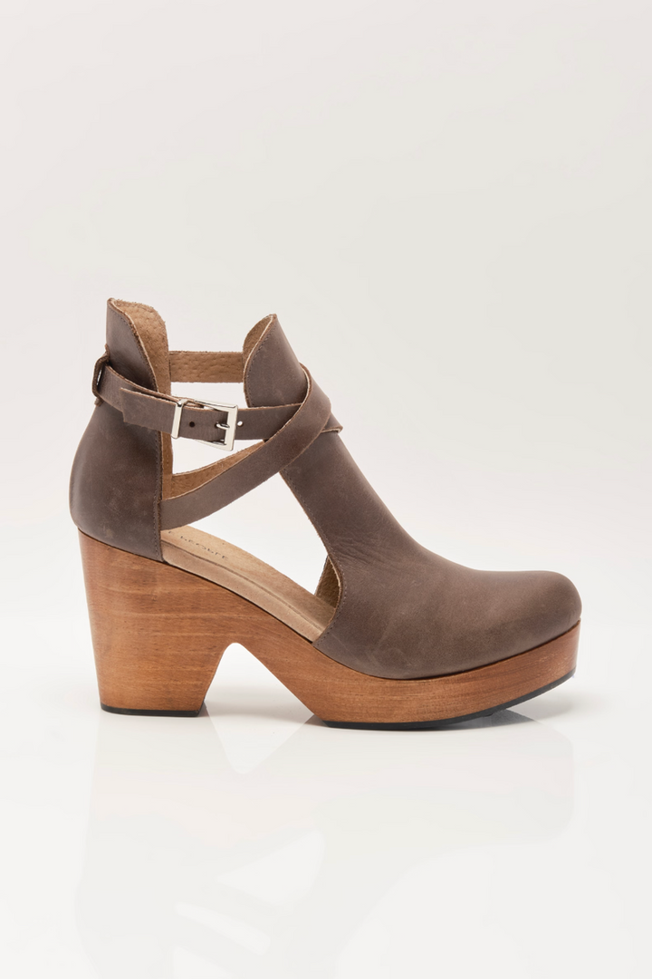 Free People - Cedar Leather Clog in Chocolate