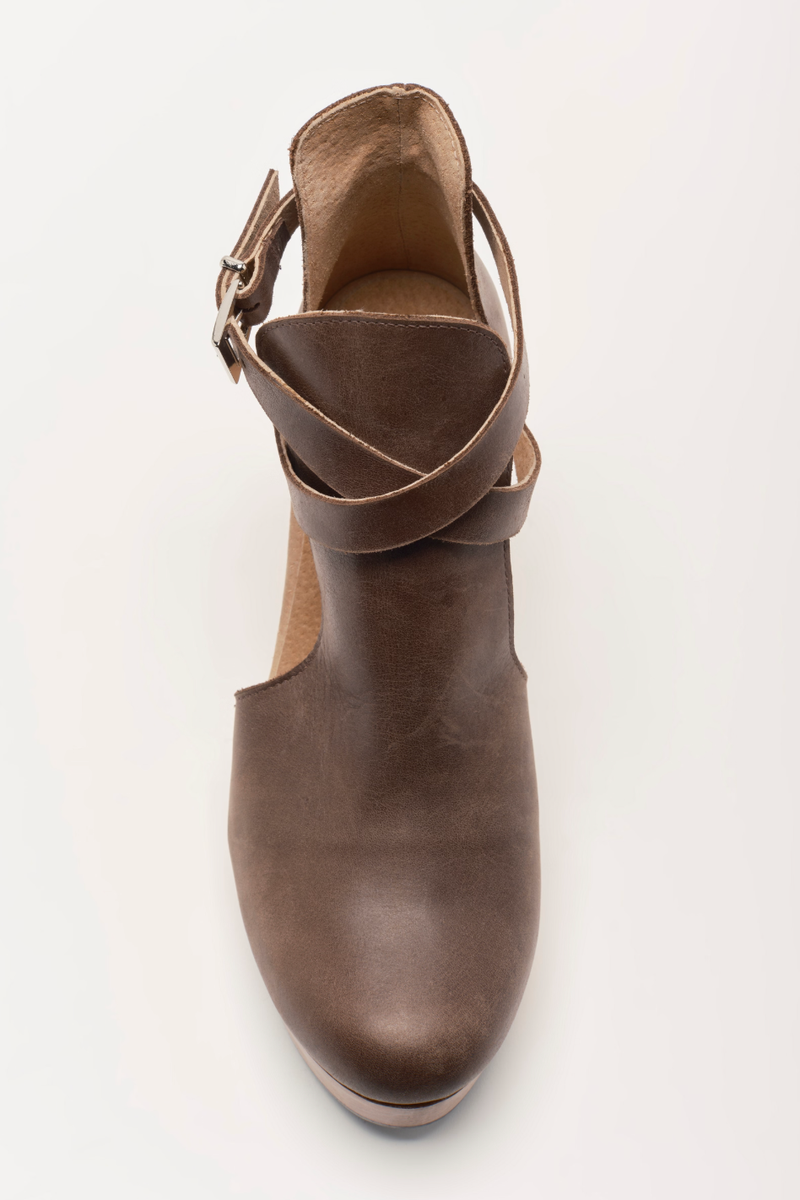 Free People - Cedar Leather Clog in Chocolate