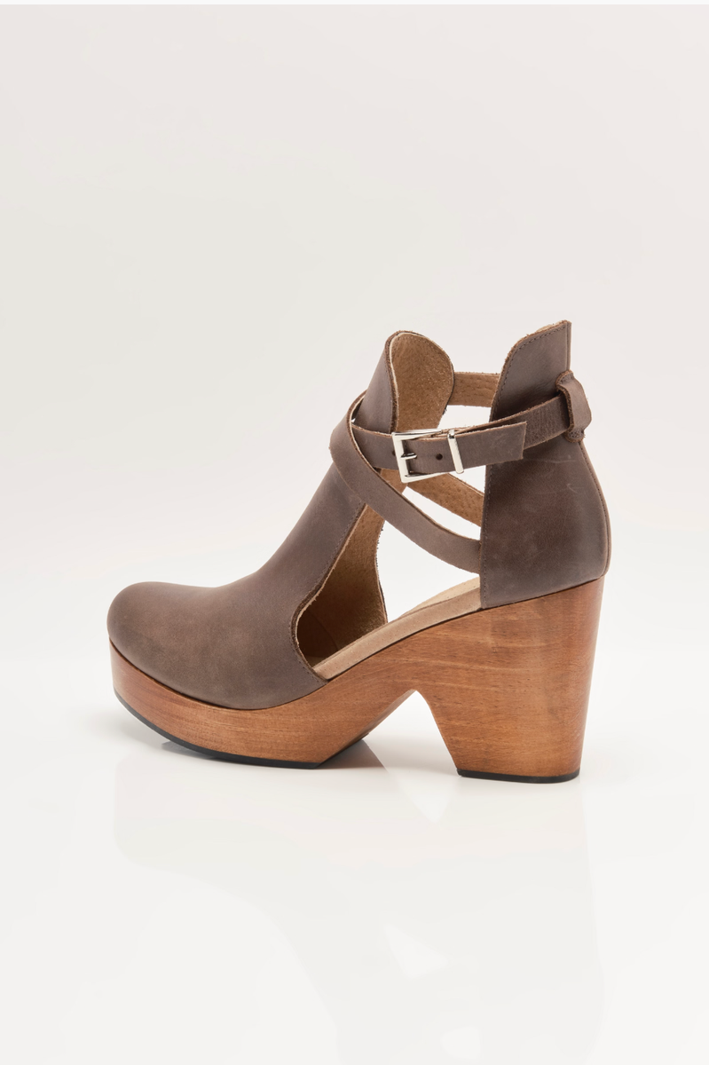 Free People - Cedar Leather Clog in Chocolate