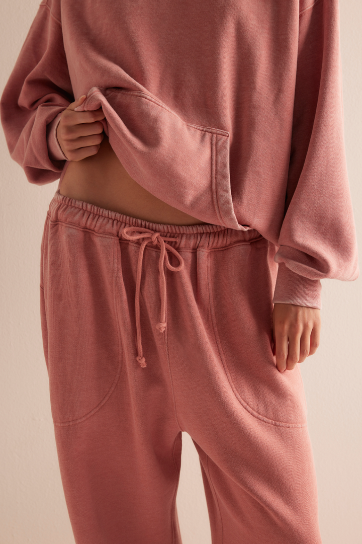 Free People - Slow It Down Joggers in Rose Dawn