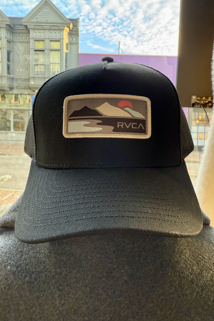 RVCA - Peak Cove Curved Trucker Hat in Black