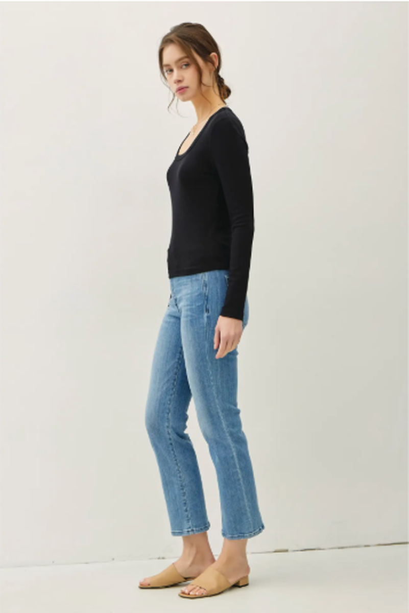 Be Cool - Basic Scoop Neck Long Sleeve Tee in Black