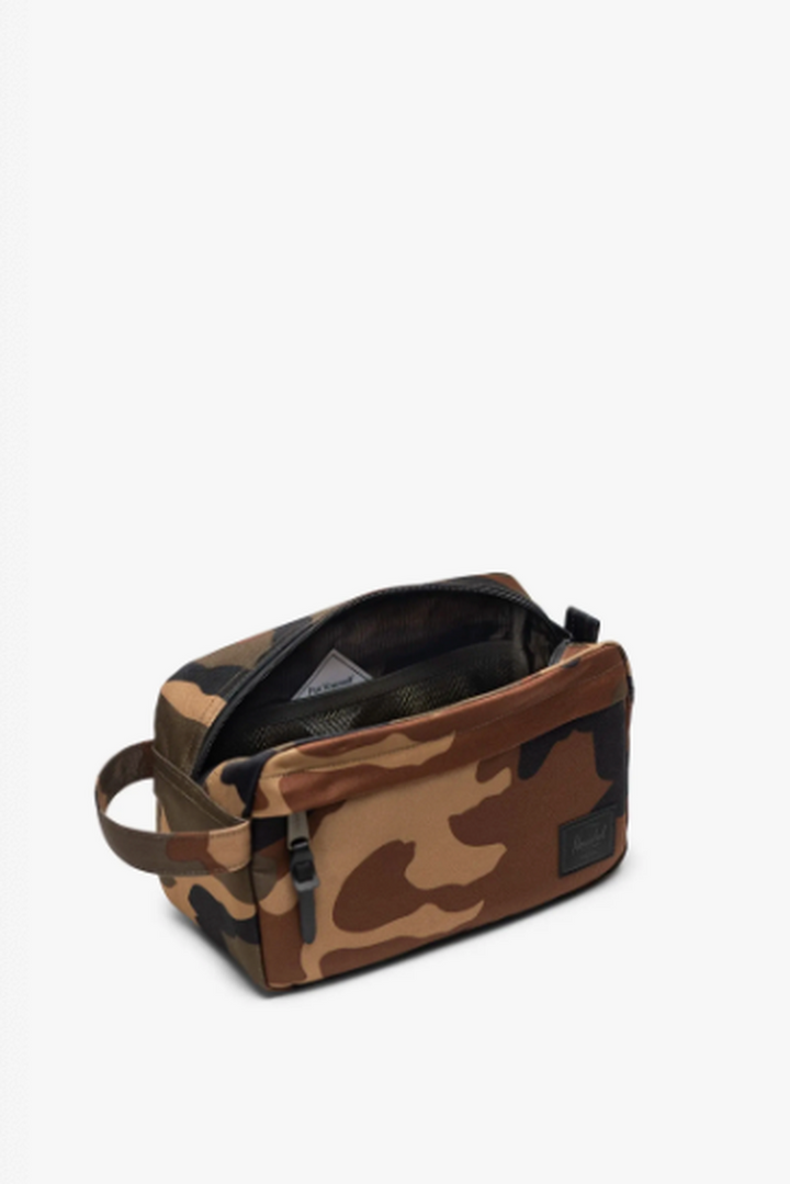 Herschel - Chapter Travel Kit in Woodland Camo/Black Label