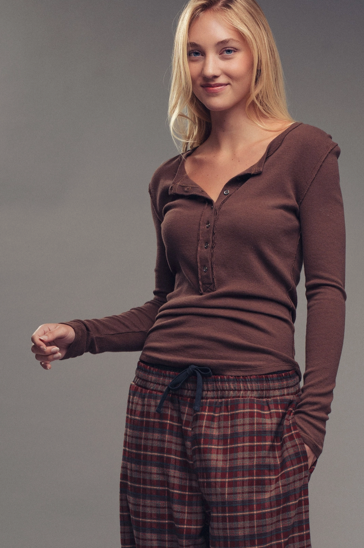 Urban Daizy - Ribbed Henley Long Sleeve Top In Brown