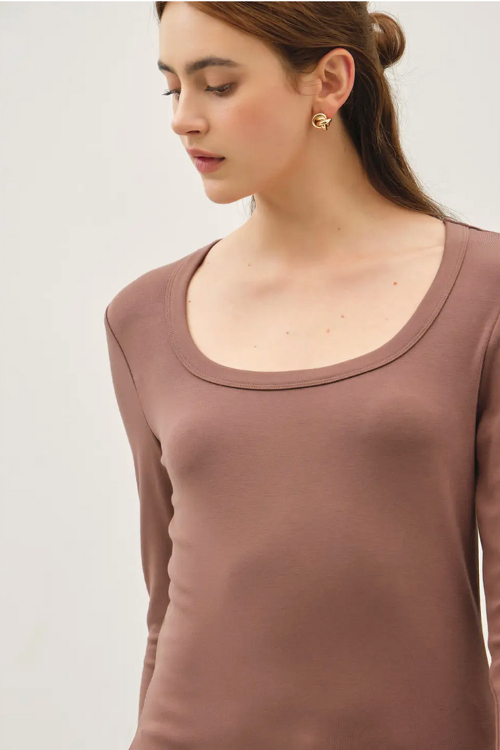 Be Cool - Basic Scoop Neck Long Sleeve Tee in Brown