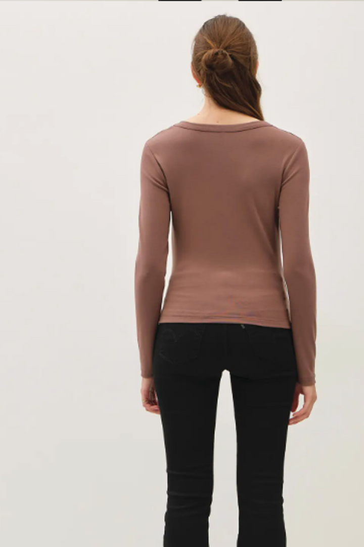 Be Cool - Basic Scoop Neck Long Sleeve Tee in Brown