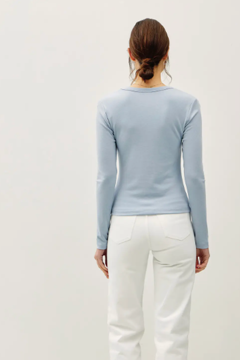 Be Cool - Basic Scoop Neck Long Sleeve Tee in Sky