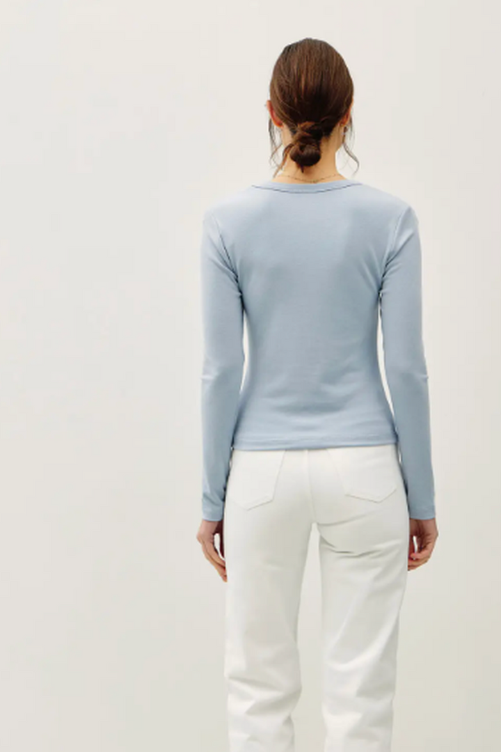 Be Cool - Basic Scoop Neck Long Sleeve Tee in Sky