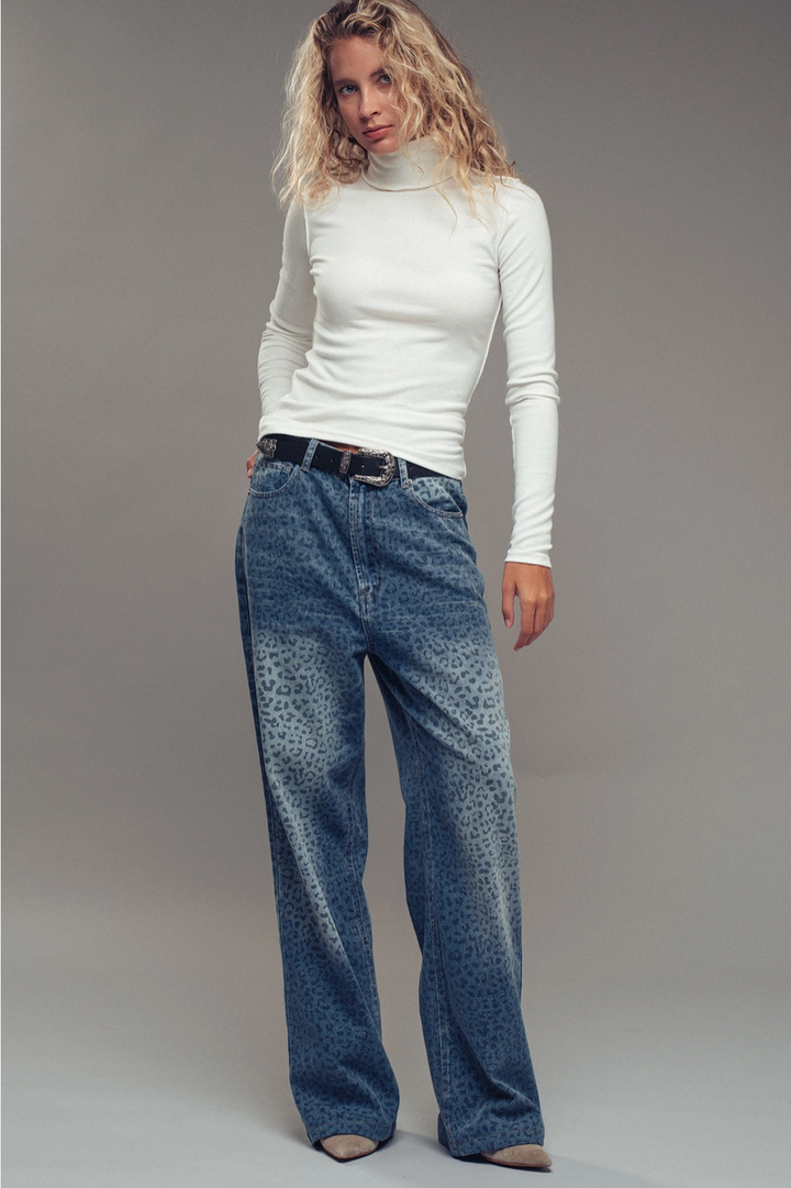 Urban Daizy - Contrast Seam Turtleneck Knit Top in Ivory