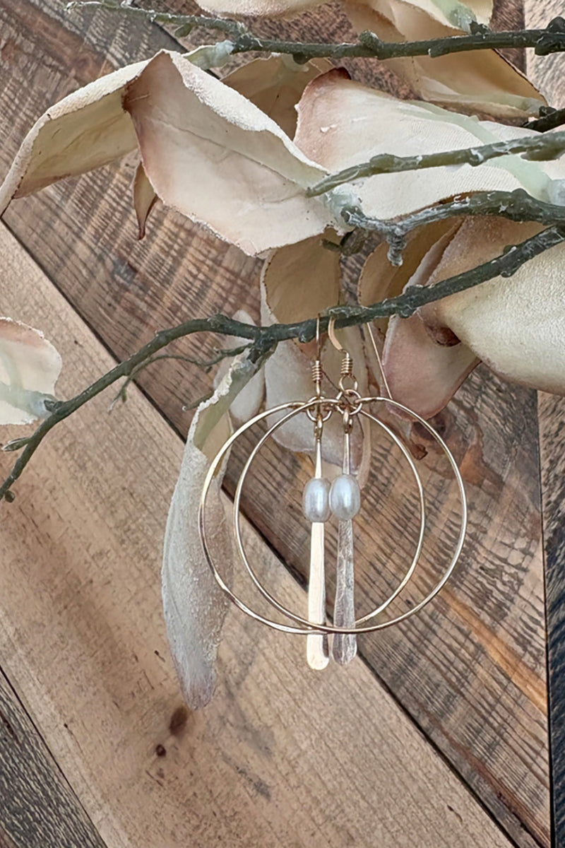 Quinn Sharp - Freshwater Pearl and Hammered Bar Hoop Earrings in Gold