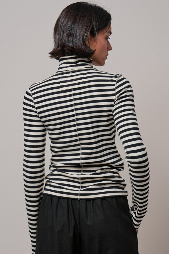 Urban Daizy - Contrast Seam Turtleneck Knit Top