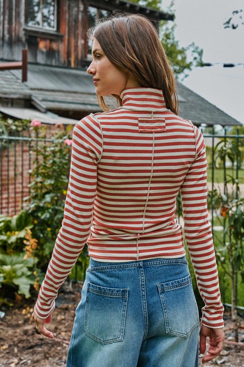 Urban Daizy - Contrast Seam Turtleneck Knit Top