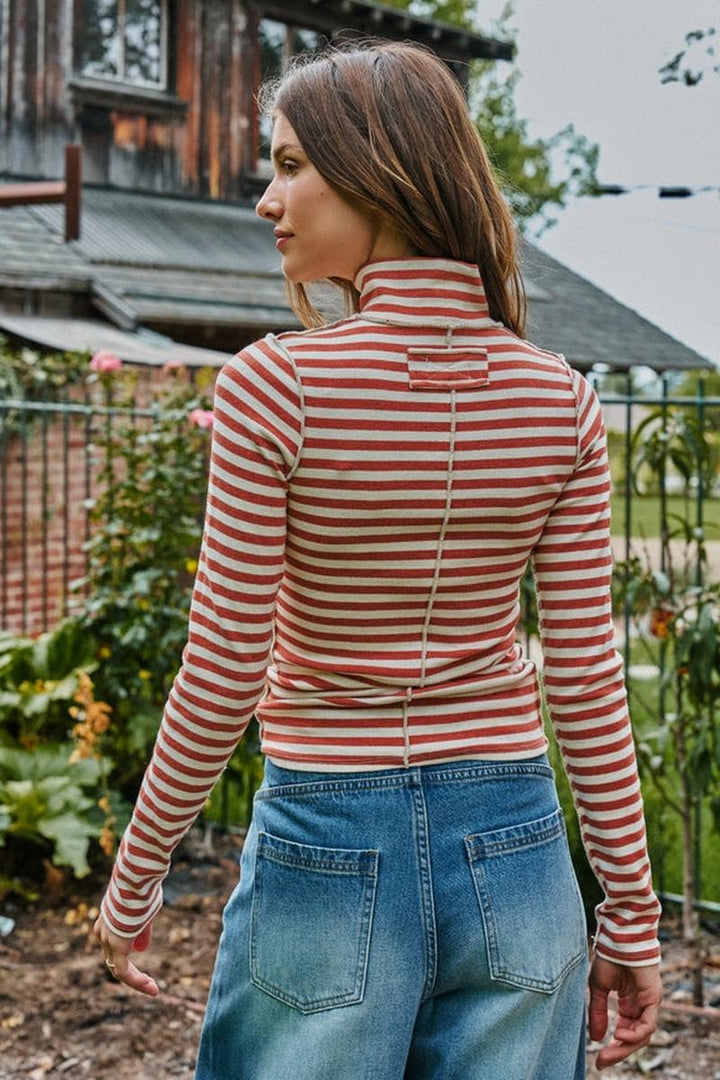 Urban Daizy - Contrast Seam Turtleneck Knit Top