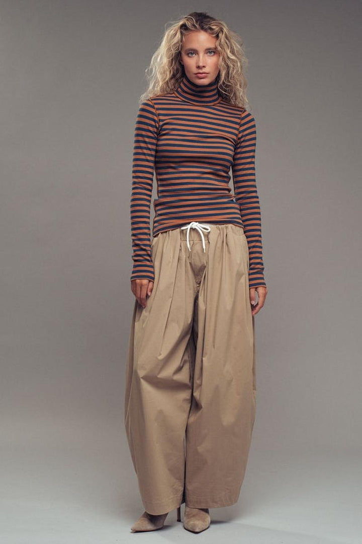 Urban Daizy - Contrast Seam Turtleneck Knit Top