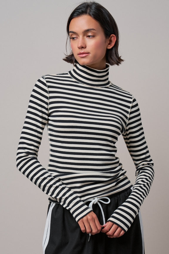 Urban Daizy - Contrast Seam Turtleneck Knit Top