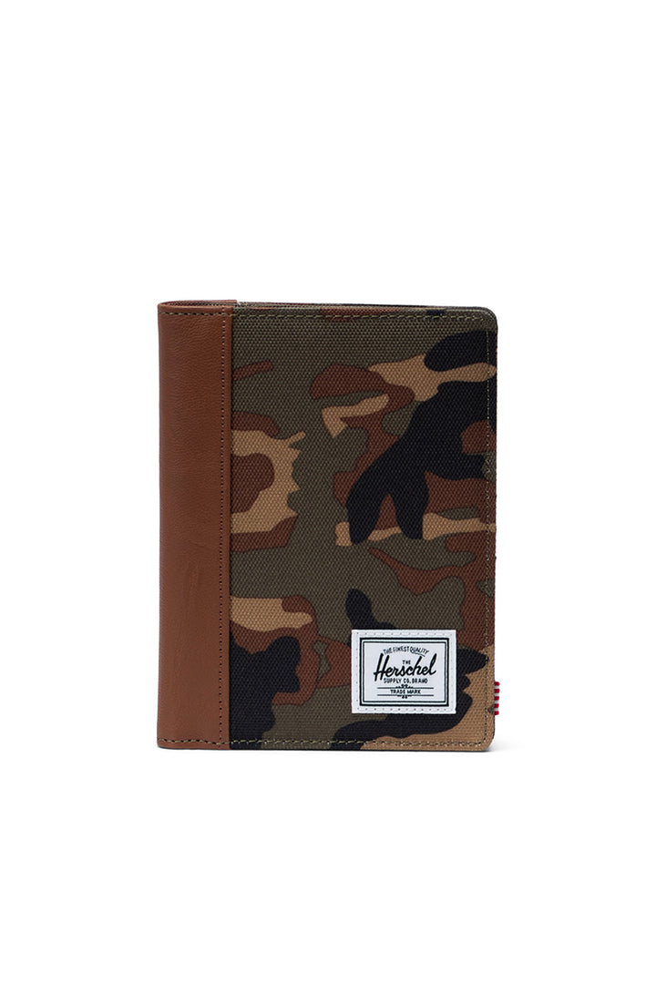Herschel - Raynor Passport Holder in Woodland Camo