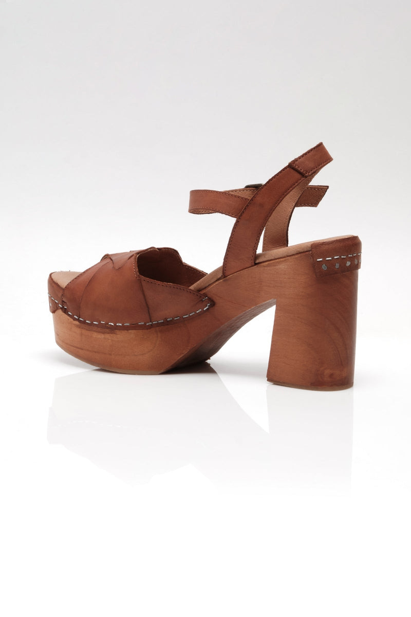 Free People - Orion Woven Clogs in Teak